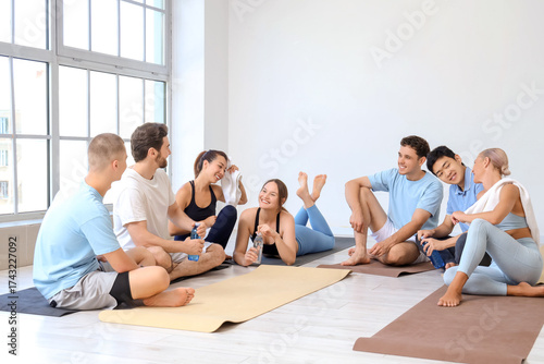 Group of sporty young peopl...