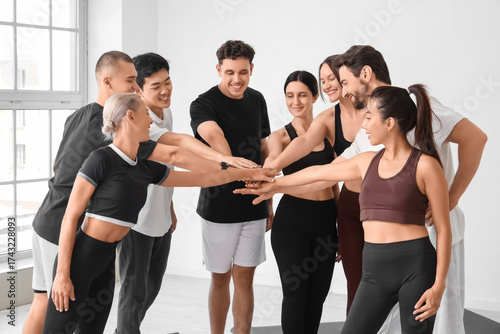 Group of sporty young peopl...