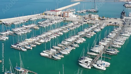  Porto turistico con barche