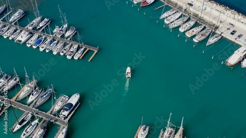 Porto turistico con barche