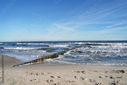 Wilde See mit Wellen und Holzpalisaden