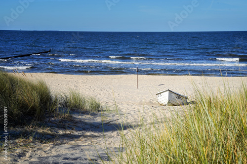 Ruderboot am Strand vor der See