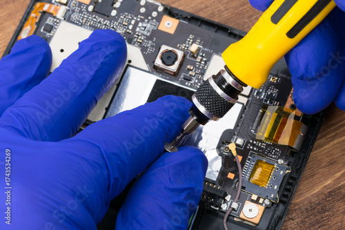 Using a screwdriver when replacing the phone display, close-up