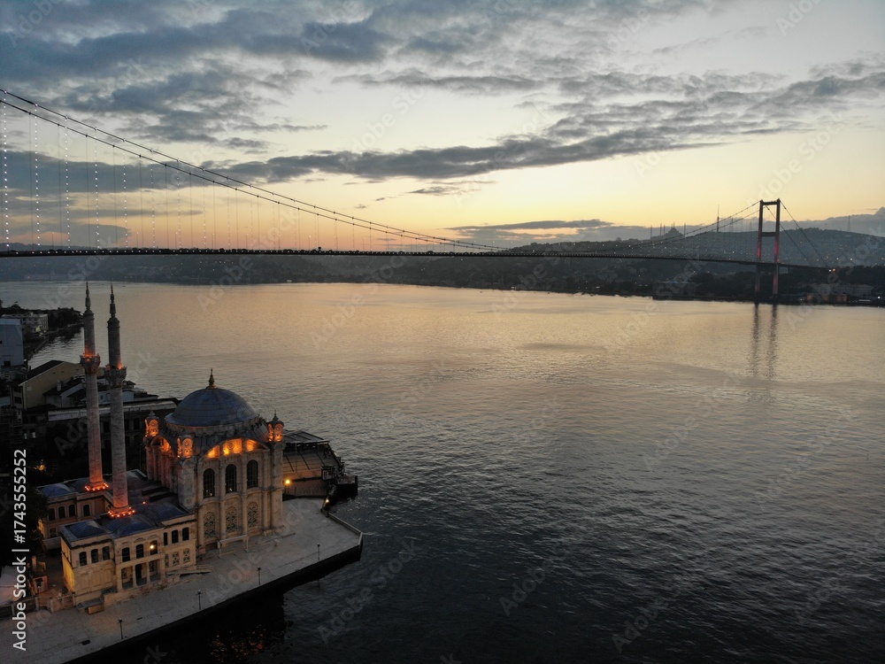 Obraz premium Aerial view of the Büyük Mecidiye Mosque or Ortaköy Mosque