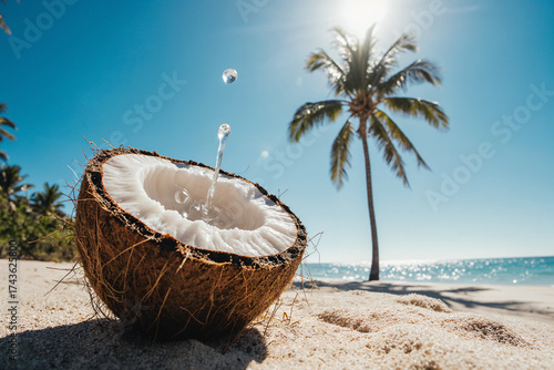 Wallpaper Mural Coco abierto con agua de coco en la playa tropical Torontodigital.ca