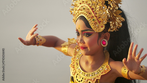 Εκτύπωση καμβά A young indonesian girl dancer performing balinese traditional dance wearing cos