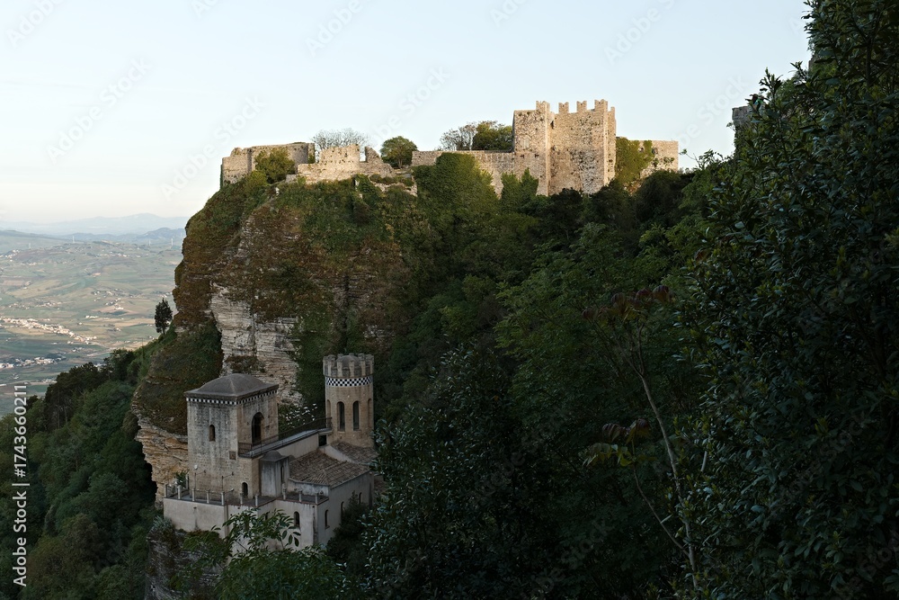 Obraz premium Torretta Pepoli and Castle of Venus (Castello di Venere) Norman castle from the 12th century in the historic Erice town in Sicily. Italy. Europe.