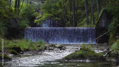 長野県川上村の渓流　梓川の流れと砂防堰堤