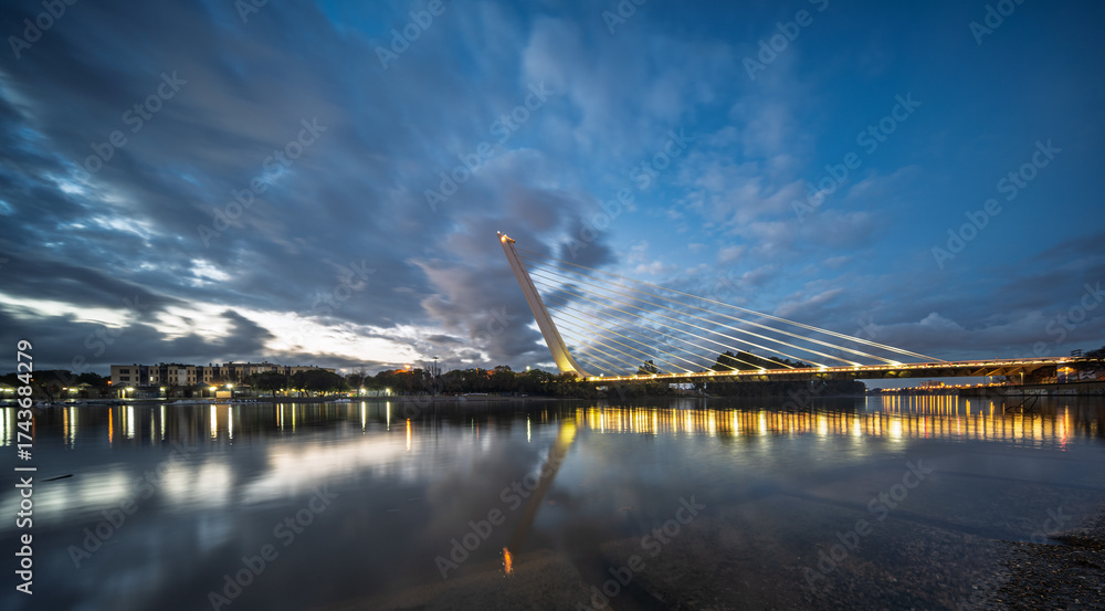 Obraz premium Beautiful dusk at Alamillo Bridge in Seville with long exposure