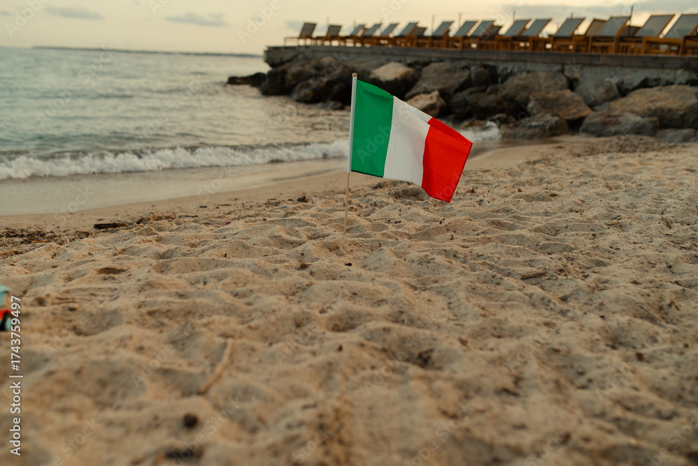 Naklejka premium Italian flag on the background of the sea