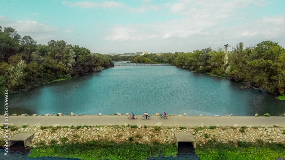 Fototapeta premium balade en vélo paysages lac et pont provence france