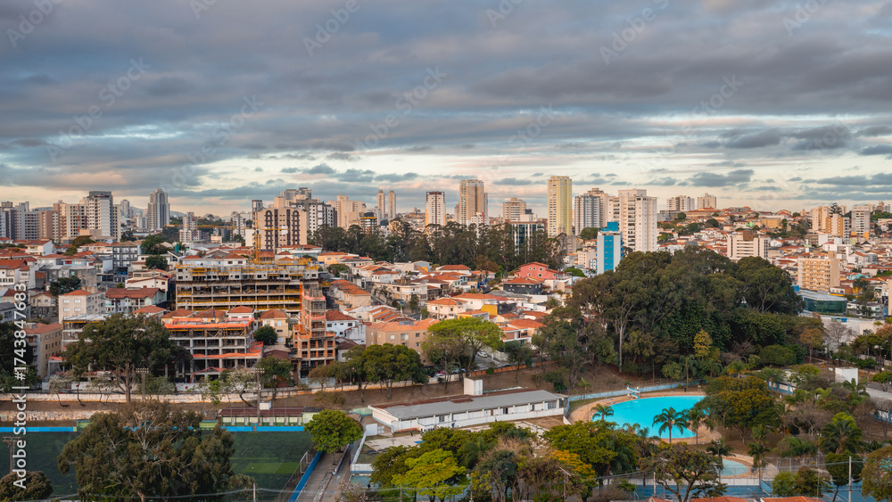 Obraz premium Cloudy day, skyline north part of Sao Paulo, Brazil.