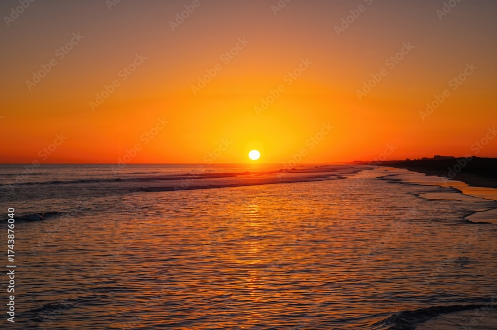Obraz premium Golden sunset glow with serene sea and vivid horizon - peaceful silhouette at dusk over still waters