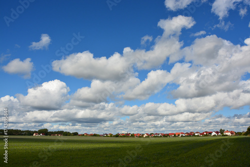 Landschaft mit Feld, Dorf und Himmel