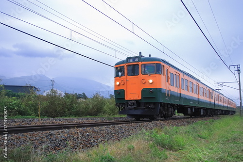 浅間山に見守られて曇天の軽井沢を走行するしなの鉄道115系電車(湘南色)_2025/10/4撮影