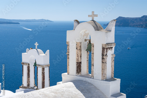 Tableau sur toile Detalles de campanarios y sus campanas, en iglesias tradicionales en la isla de Santorini en el mar Egeo