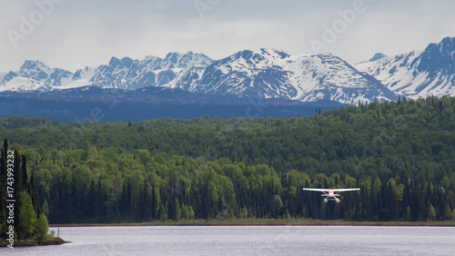 Fotografía Float Plane sea plan takes off from a lake in Alaska heading towards the snow ca
