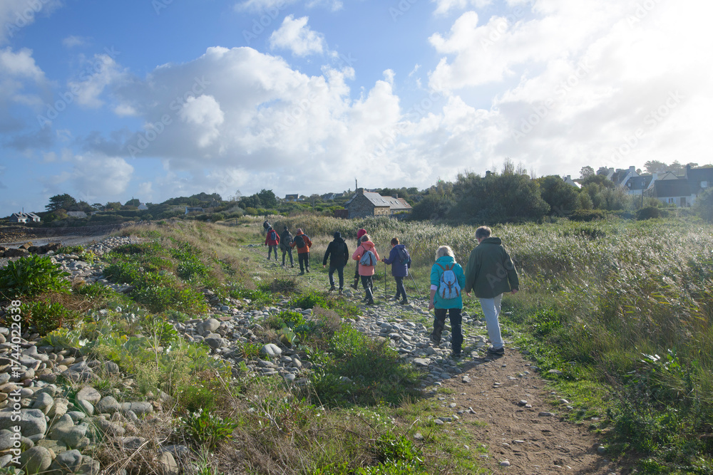 Obraz premium Randonneurs seniors sur un sentier de randonnée en Bretagne