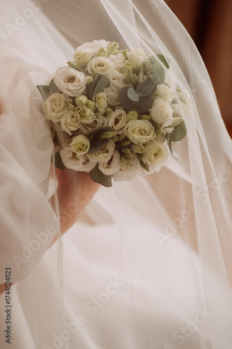 The wedding bouquet 7053.