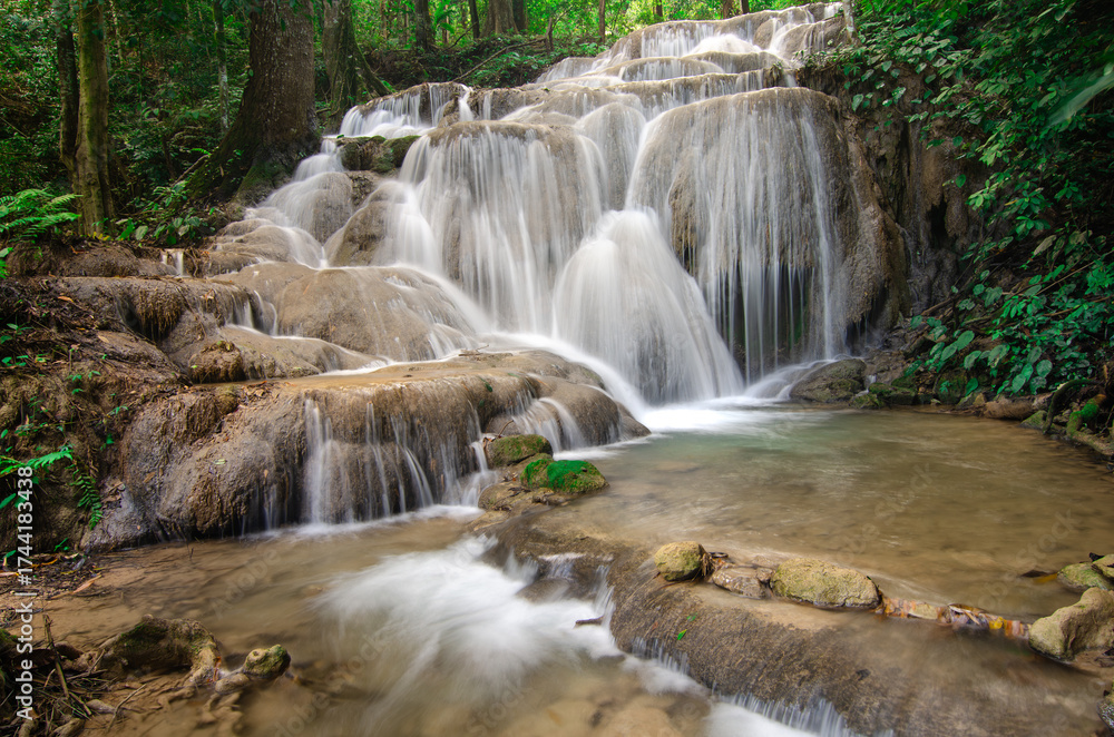 Obraz premium Pu Kaeng Waterfall, the most beautiful limestone waterfall in Chiang Rai Province, Thailand. A peaceful natural atmosphere in the countryside of Northern Thailand.