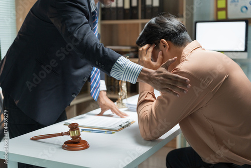 Fotografía Lawyer comforting a distressed client after delivering disappointing news about