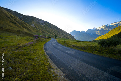 Paisagem rural do verão nos alpes da frança durante a manhã com céu azul e céu.