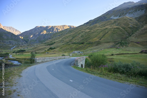 Paisagem rural do verão nos alpes da frança durante a manhã com céu azul e céu.