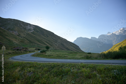 Paisagem rural do verão nos alpes da frança durante a manhã com céu azul e céu.