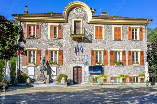 Pequena vila na França no verão durante as férias nos alpes franceses