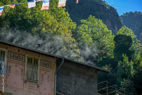 Pequena vila na França no verão durante as férias nos alpes franceses