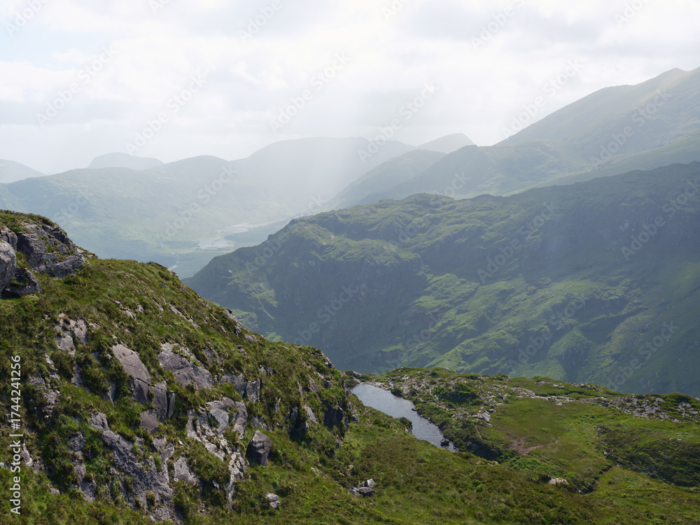 Obraz premium Serene mountain vista, tranquil lake nestled in lush green valley. Breathtaking landscape photography.