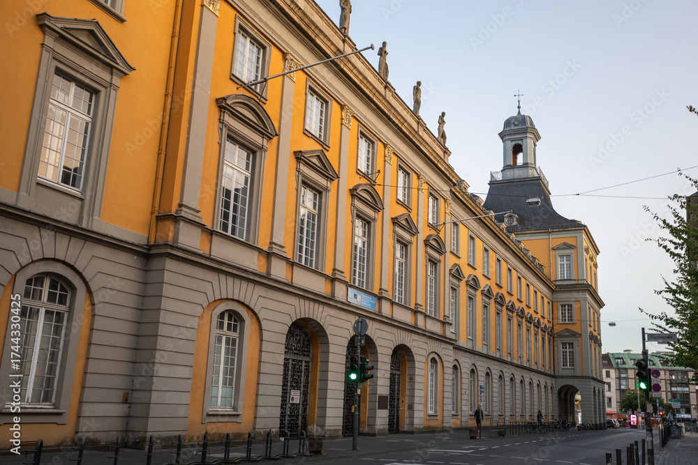Obraz premium Hauptgebäude der Rheinischen Friedrich-Wilhelms-Universität Bonn