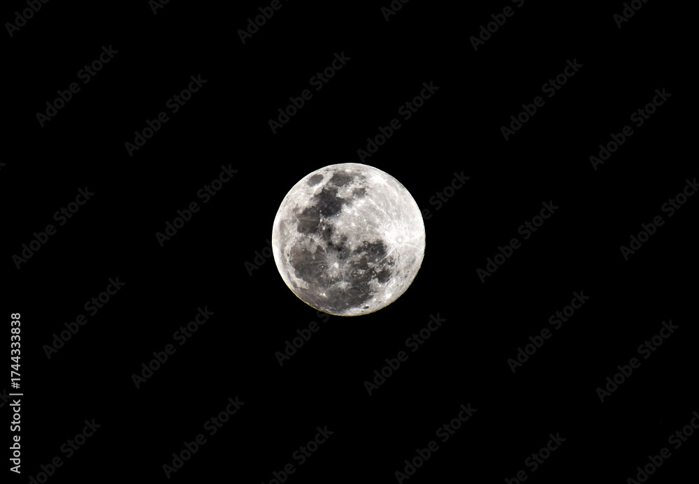 Fototapeta premium Supermoon Rising Over Night Sky – October 2025 Full Moon