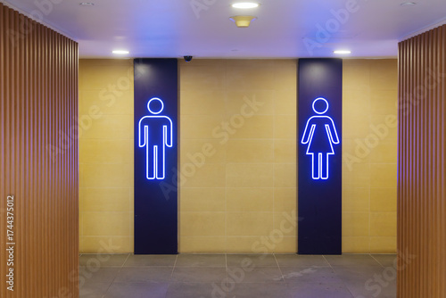 Geschlechtssymbole in einer Toilettenanlage