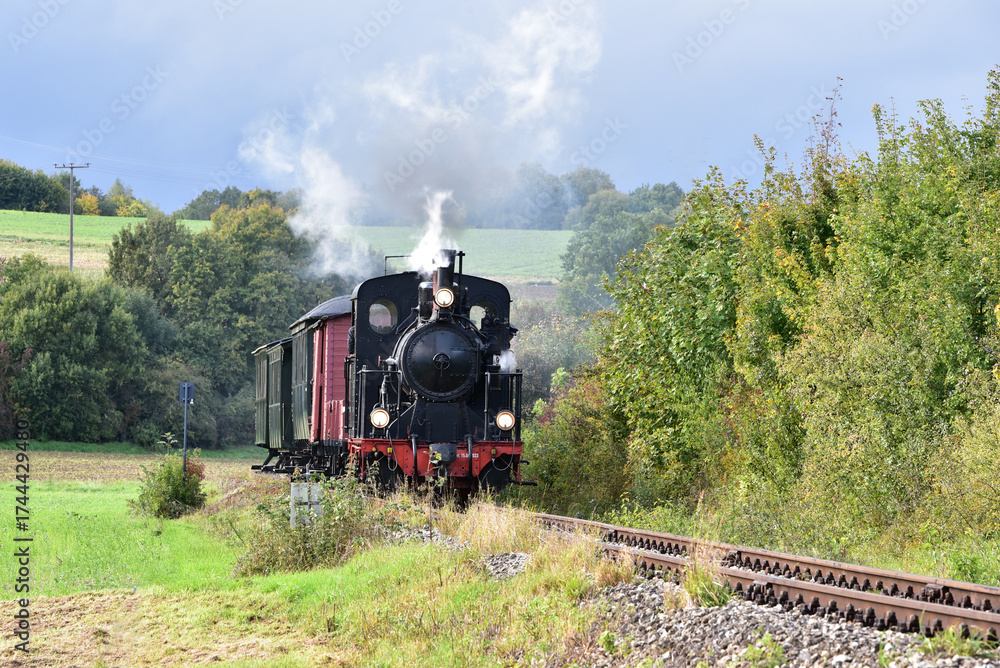 Obraz premium Schmalspur - Museumsbahn auf dem Härtsfeld mit Dampflokomotive, Personenwagen, Triebwagen in herbstlicher Landschaft