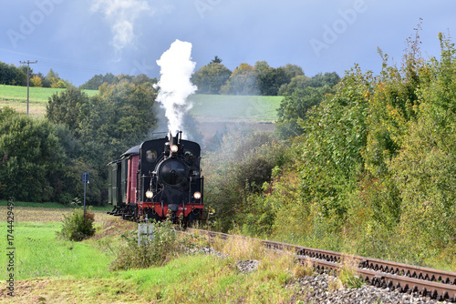 Schmalspur - Museumsbahn auf dem Härtsfeld mit Dampflokomotive, Personenwagen, Triebwagen in herbstlicher Landschaft