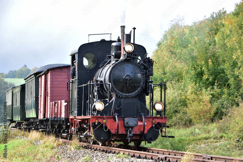 Naklejka premium Schmalspur - Museumsbahn auf dem Härtsfeld mit Dampflokomotive, Personenwagen, Triebwagen in herbstlicher Landschaft