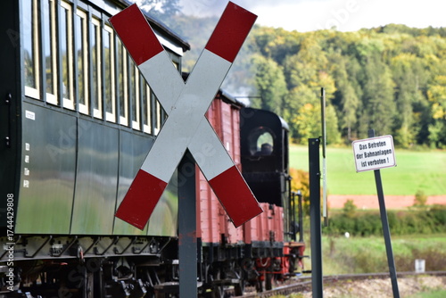 Schmalspur - Museumsbahn auf dem Härtsfeld mit Dampflokomotive, Personenwagen, Triebwagen in herbstlicher Landschaft