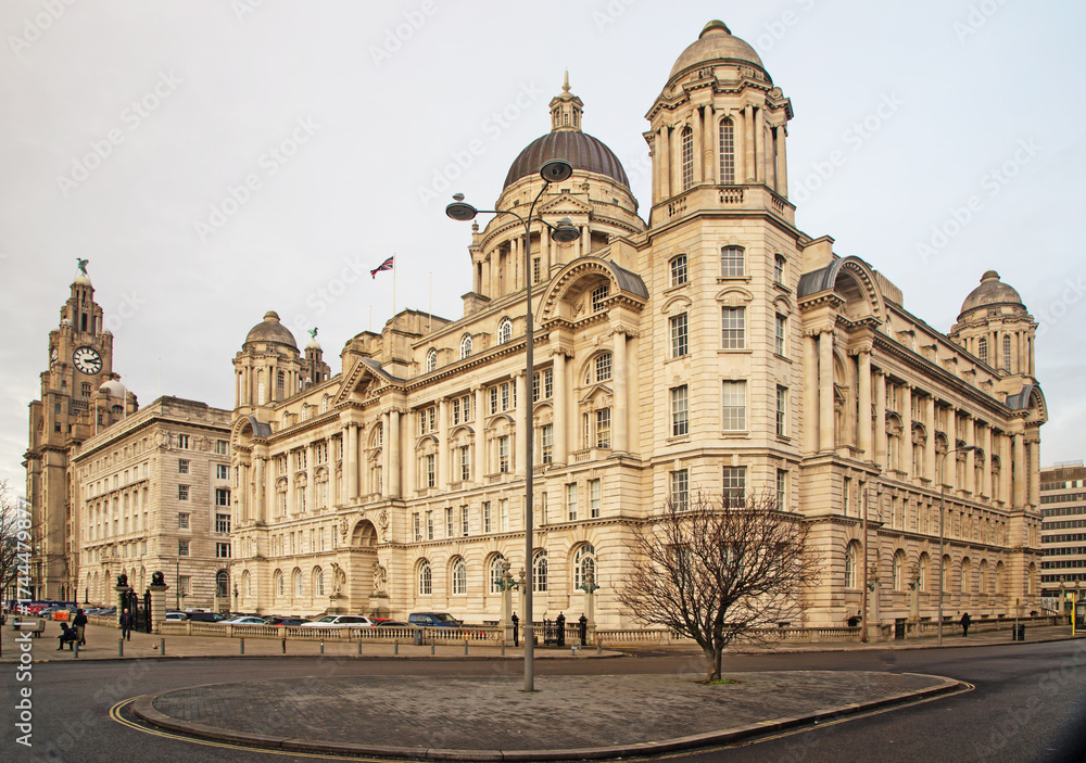 Obraz premium The Port of Liverpool building on Liverpool's waterfront, one of the buildings which make the 'Three Graces' the other two, the Cunard building & the Royal Liver building can be seen in the background