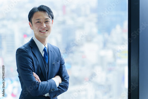 Wallpaper Mural 40代　ミドル　会社員　サラリーマン　転職　ポートレート Torontodigital.ca