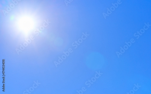 雲の無い青空と太陽