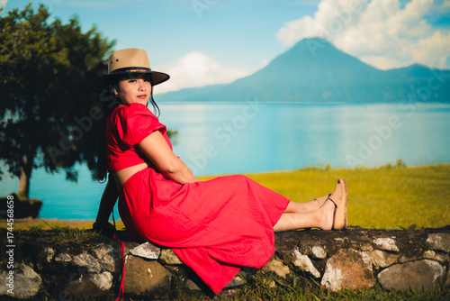 “Vista panorámica del Lago Atitlán con los volcanes al fondo.”