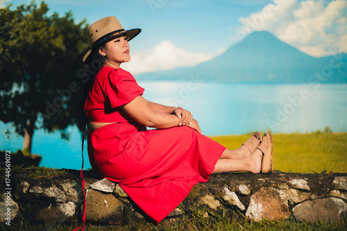 “Vista panorámica del Lago Atitlán con los volcanes al fondo.”