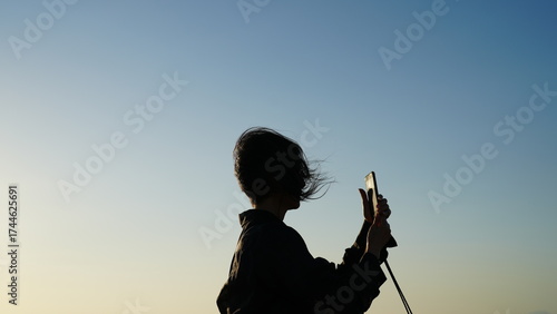 大間の港で写真を撮る女性