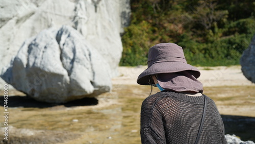 Konstfotografi 仏ヶ浦を散策する女性
