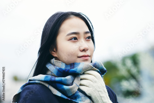 マフラーをして通学する女子高生