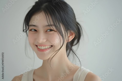 美容, 女性, スキンケア, 化粧品, ビューティー, 若い女性, 美肌, 日本人, アジア人, フェイシャル, メイク, 美容液, 保湿, クリーム, エイジングケア, 美容医療, エステ, 美容クリニック, 肌ケア, ナチュラルメイク, 透明感, ツヤ肌, モデル, 笑顔, ポートレート, クローズアップ, リラックス, 癒し, 健康的, 美白, コラーゲン, ヒアルロン酸, アンチエイジング