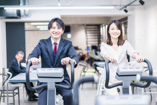 オフィスで昼休みにトレーニングをするビジネスパーソン