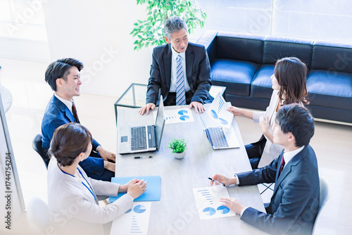 明るいオフィスで働くビジネスパーソン