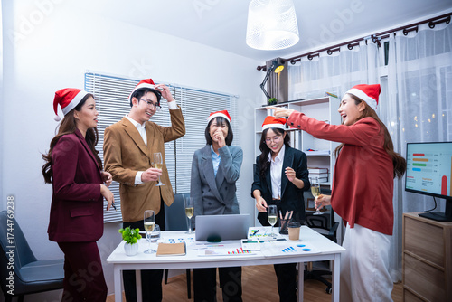 Foto Happy group of business friends enjoying a party, celebrating with happy champagne glasses and sparkling wine, celebrating New Year at home